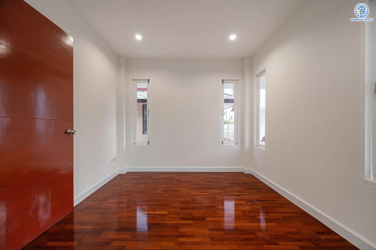 บ้านมือสองตกแต่งใหม่ โครงการ ปารวีร์ เพชรเกษม63 เนื้อที่ 82.4 ตร.ว. ฟังก์ชัน 3 ห้องนอน 4 ห้องน้ำ 1 ห้องแม่บ้าน 2 ที่จอดรถ บนพื้นที่ใช้สอย 244.52 ตร.ม. ทำเลศักยภาพ เชื่อมต่อหลายเส้นทาง ใกล้เดอะมอลล์บางแค จุดขึ้นทางด่วน "พระราม2" และรถไฟฟ้าสายสีน้ำเงิน "สถานีหลักสอง"